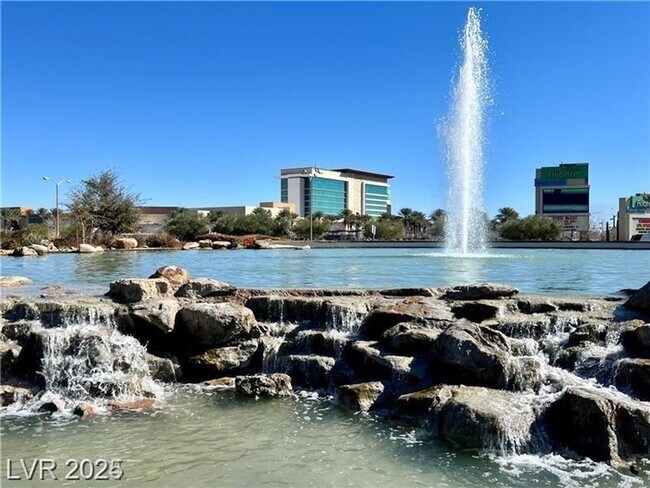 Building Photo - Spacious & Bright 3-Bed Home in Desirable ...