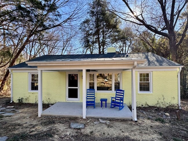 Building Photo - Renovated 3BR Near UNC Law School