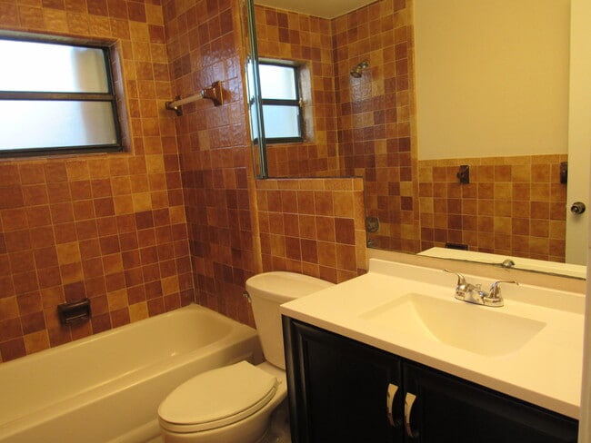 Building Photo - 1065 Manor Dr