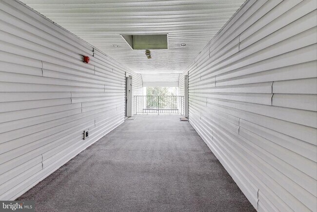 Building Photo - 10021 Vanderbilt Cir