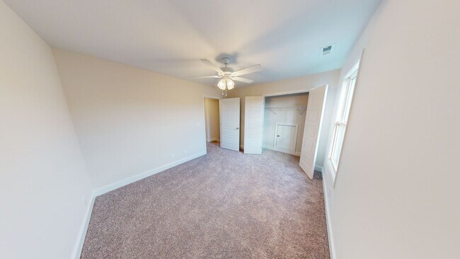 Building Photo - Modern Comfort, Great Location, and Pet-Fr...