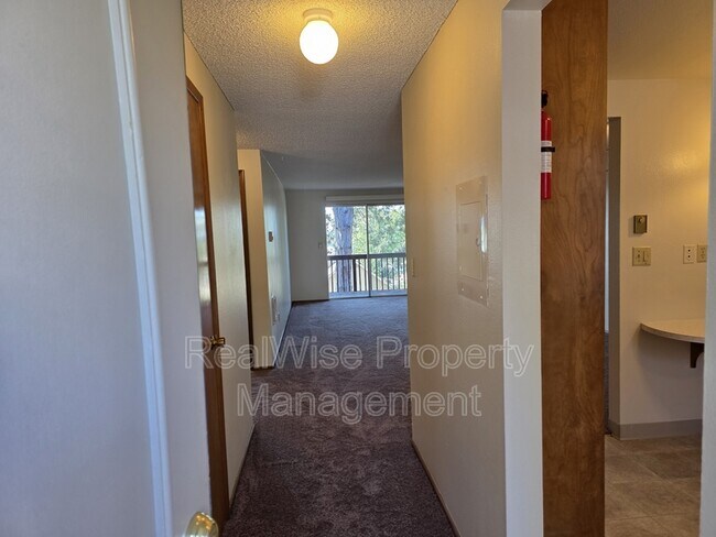 Building Photo - 2022 E 6th St