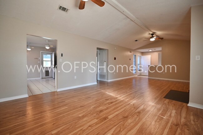 Building Photo - 636 Emerald Ln