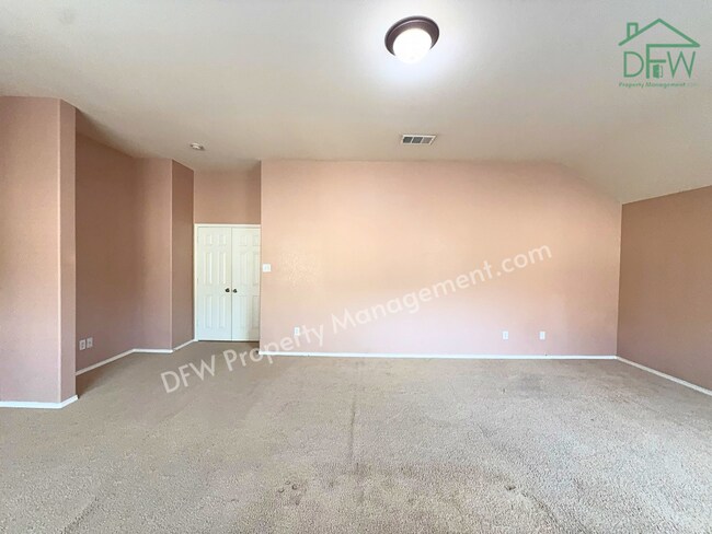 Building Photo - Elegant and Spacious 5-Bedroom Home for Lease in Fort Worth