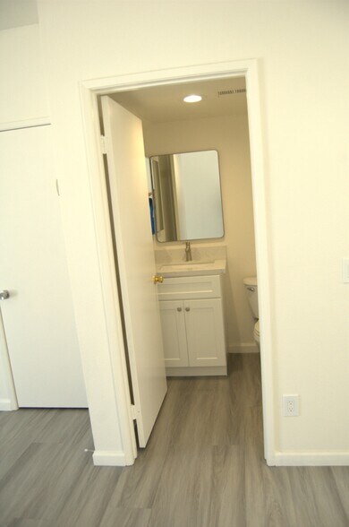 Building Photo - 1323 W Palmyra Ave