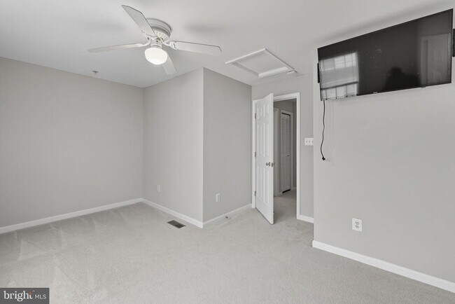 Building Photo - 2714 Manhattan Pl