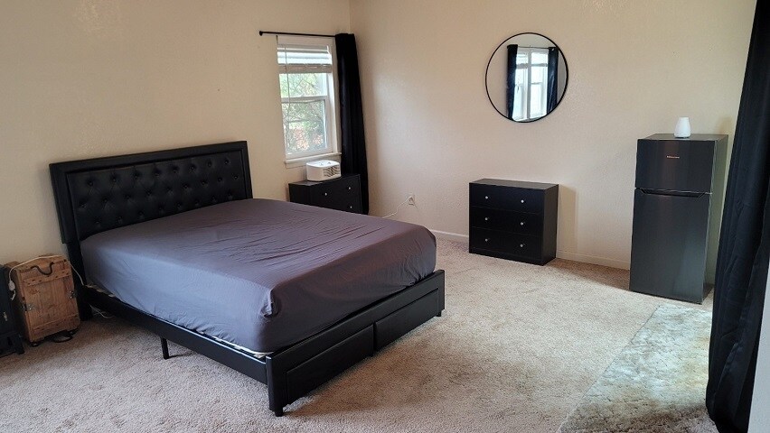 Building Photo - 9028 Burr St