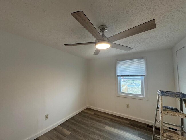 Building Photo - 413 Sandlewood Rd