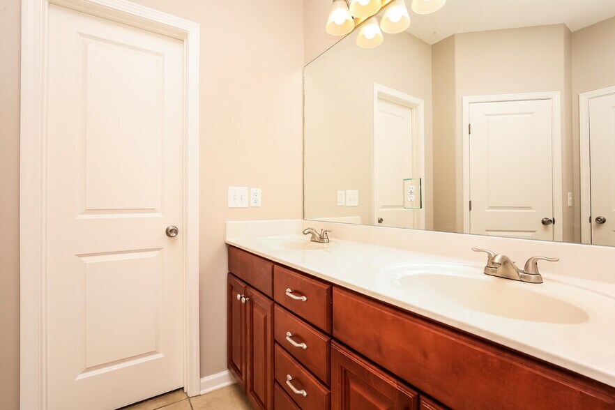 Building Photo - 1214 Saddle Brk