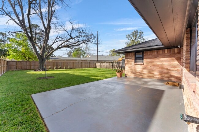 Building Photo - 2223 Hialeah Dr