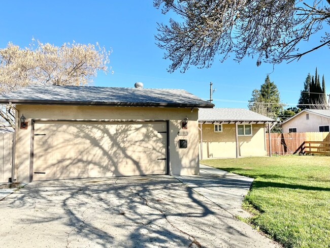 Building Photo - Merced: $1975 3 bed 2 bath single story ho...