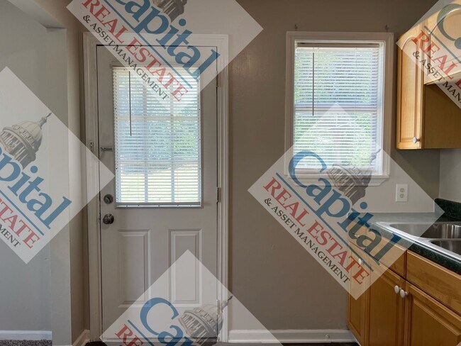 Building Photo - Charming 2 Bedroom