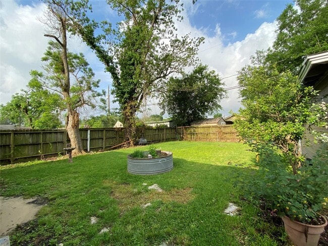 Building Photo - 1305 Zuber Dr
