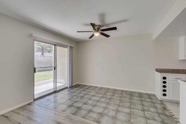 Building Photo - 2 Bedroom Townhome with 2 car attached garage in Henderson