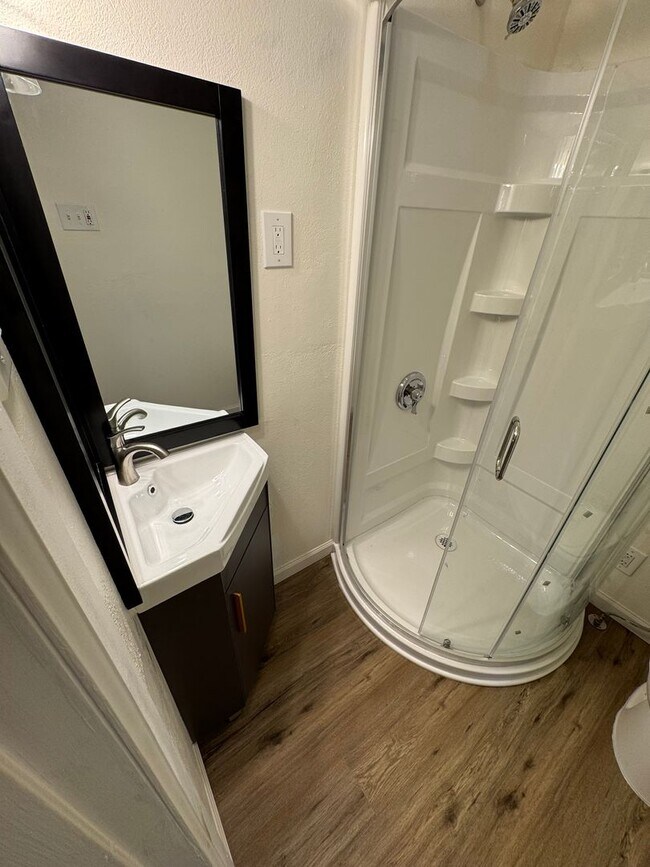 Building Photo - Centrally located 2 bedroom house