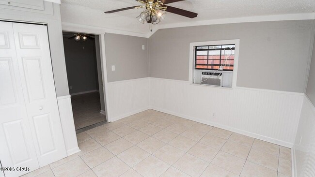 Building Photo - 247 Poinsettia Dr