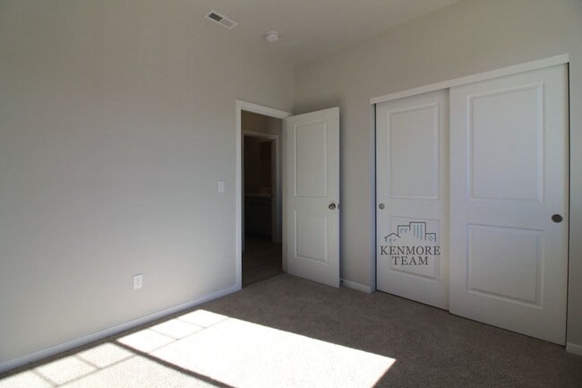 Building Photo - 3 Bedroom, 2 Bath Townhome in West Pasco