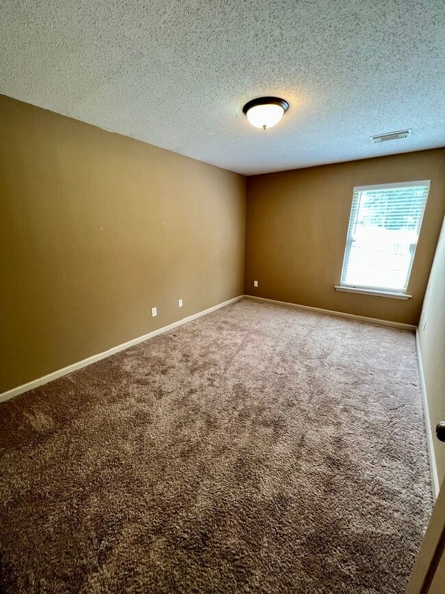 Building Photo - Home in Cottondale! Available to View Now!!!