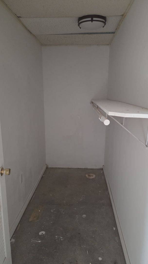 Building Photo - 4 bed 1 bath