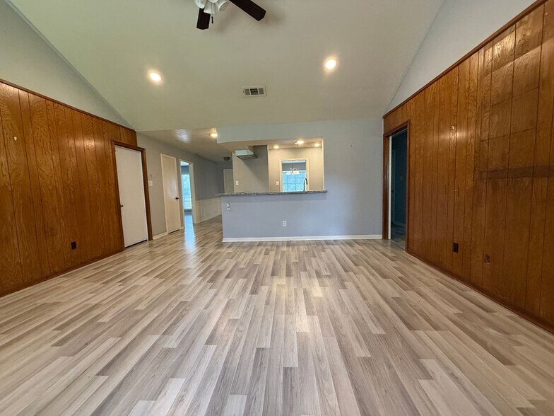 Building Photo - 422 Gamewood Dr