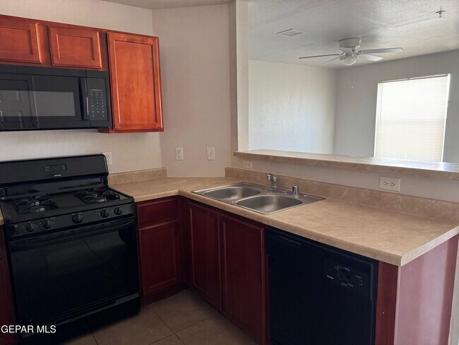 Building Photo - 6027 Brook Hollow Dr