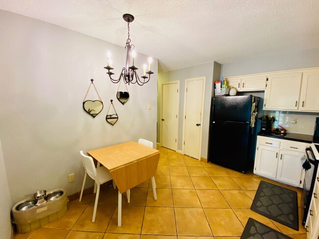 Building Photo - {1423} Olathe Townhome + 3Bed/2.5Bath + Fe...