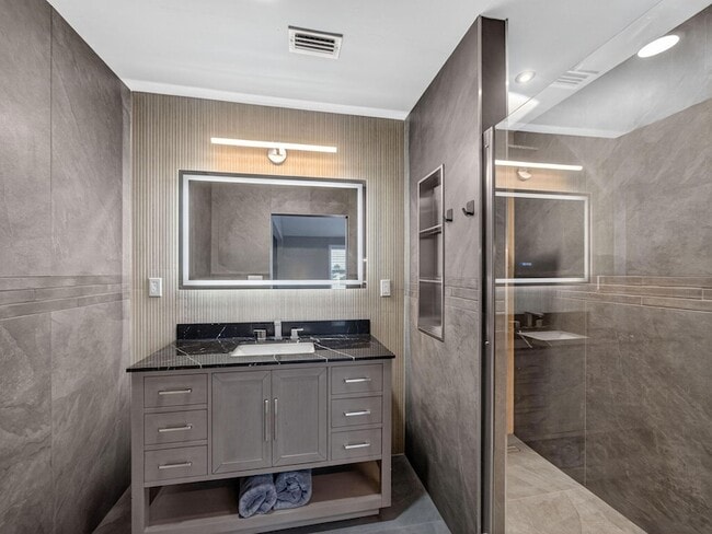 Building Photo - 1002 Shorewinds Dr