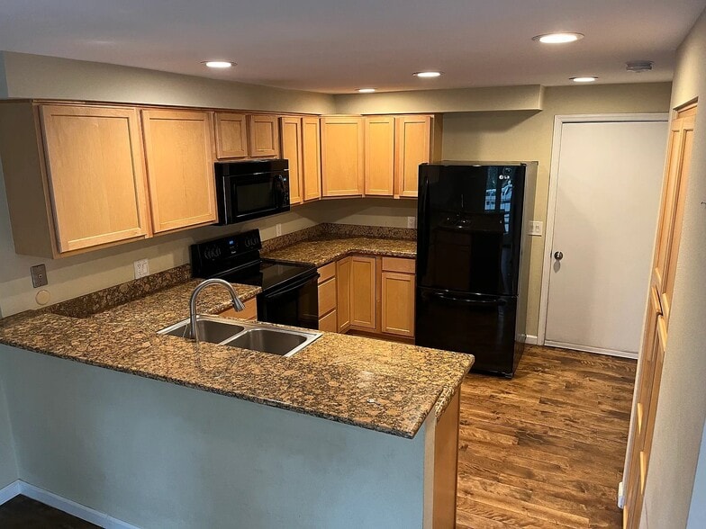 Building Photo - 5576 S Lansing Way