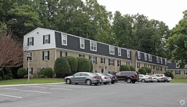 Building Photo - Colonial Towne Apartments