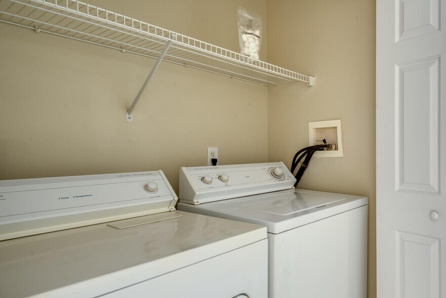 Building Photo - 1449 Main St