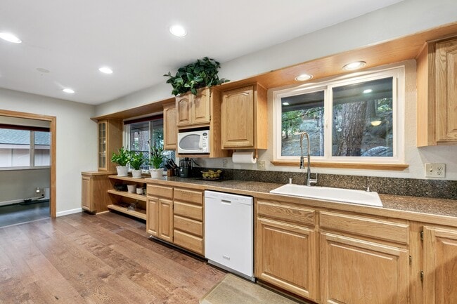Building Photo - 275 Paiute Dr