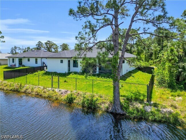 Building Photo - 1229 Augusta St E