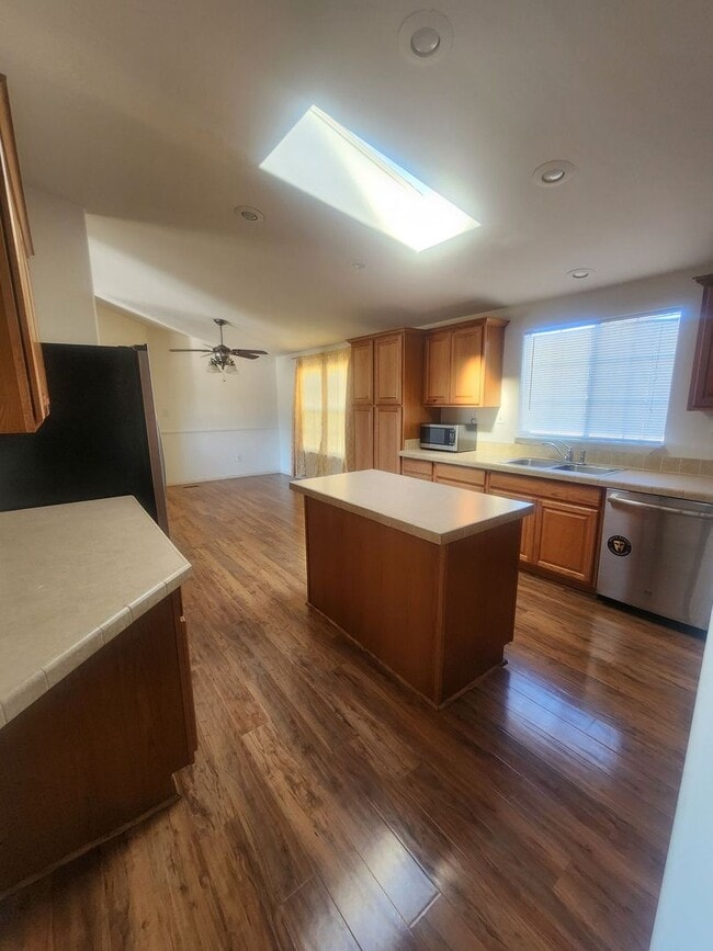 Building Photo - Sunmore Estates Large 3 Bedroom 2 bath Home