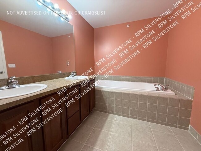 Building Photo - 3255 Camden Dr