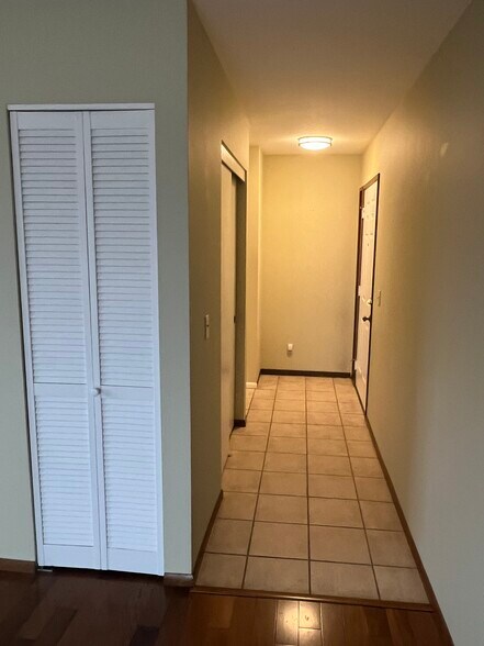 Hallway between front door and dining and living room - 7511 N Edgewater Ave