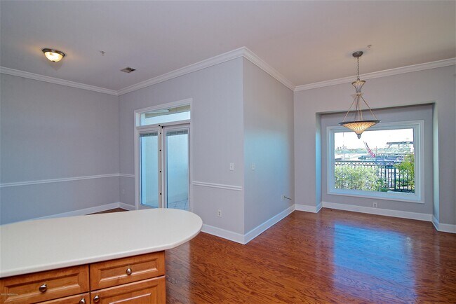 Building Photo - 440 E Bay St