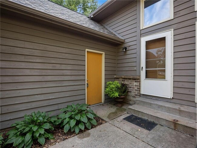 Building Photo - 5535 Lindsay St