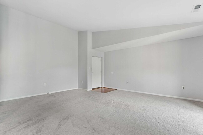 Building Photo - Charming Top Floor Condo with Pool View!!