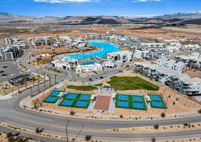 Building Photo - 3 Bedroom Condo in Desert Color with Flexible 6-12 Month Lease