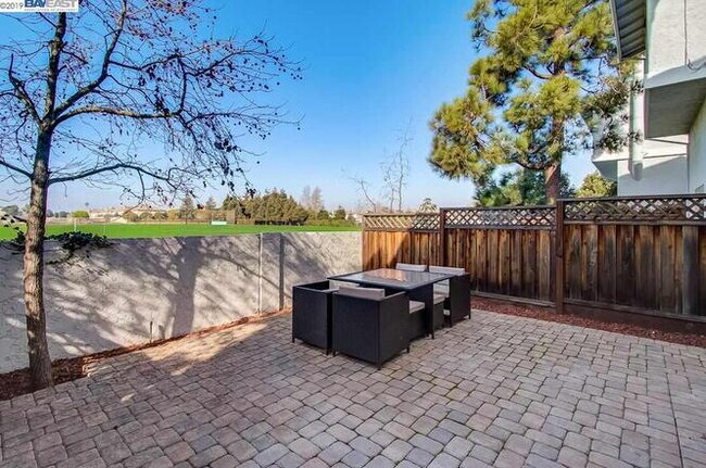 Building Photo - Bright 3 Bedroom Townhome in Newark