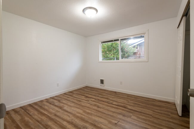 Building Photo - 938 E 65th St