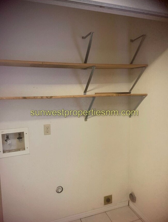 Building Photo - 3 Bedroom, 2.5 Bath 2 Story Condo