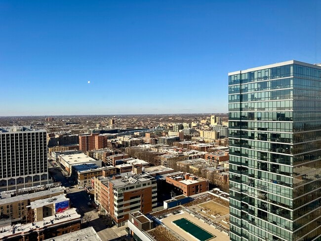 Building Photo - 4343 N Clarendon Ave