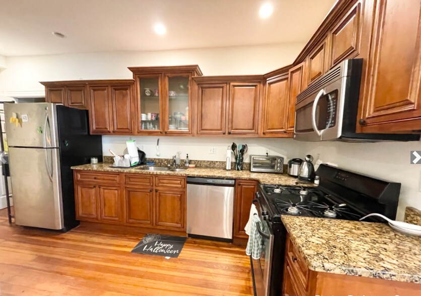 Building Photo - 112 Hillside St