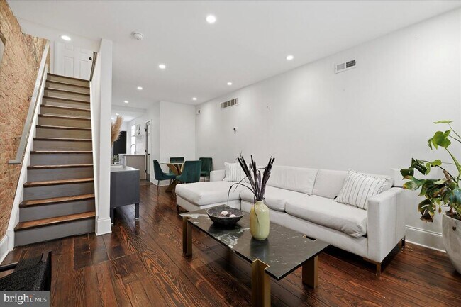 Building Photo - 1902 E Hagert St