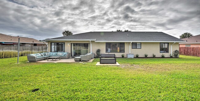 Building Photo - WALK TO THE BEACH! 4 bed, 2 bath, 2 car ga...