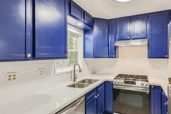 Building Photo - House for Lease in Travis Heights!