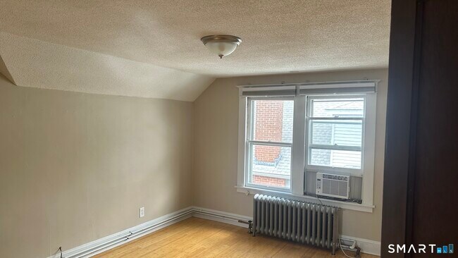 Building Photo - 40 N Quaker Ln