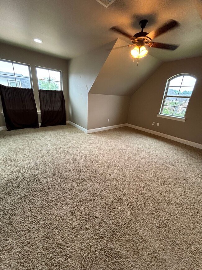 Building Photo - Large 4 Bedroom Home in Benton