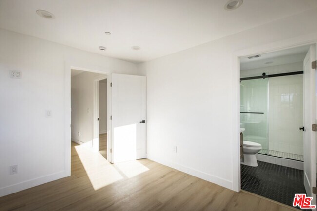 Building Photo - 2653 Vineyard Ave